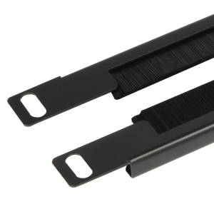 19" разделяемая панель с щеточным вводом, черная 19" разделяемая панель с щеточным вводом, черная